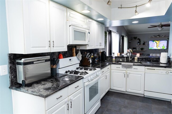 Building Photo - 488 Newhope Dr