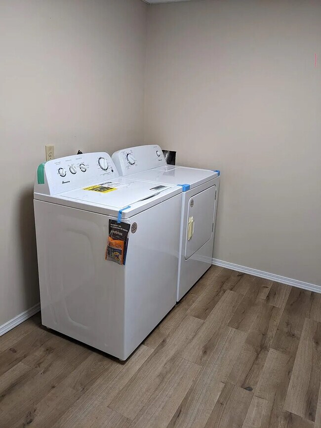 Building Photo - Room in House on Karl Ct