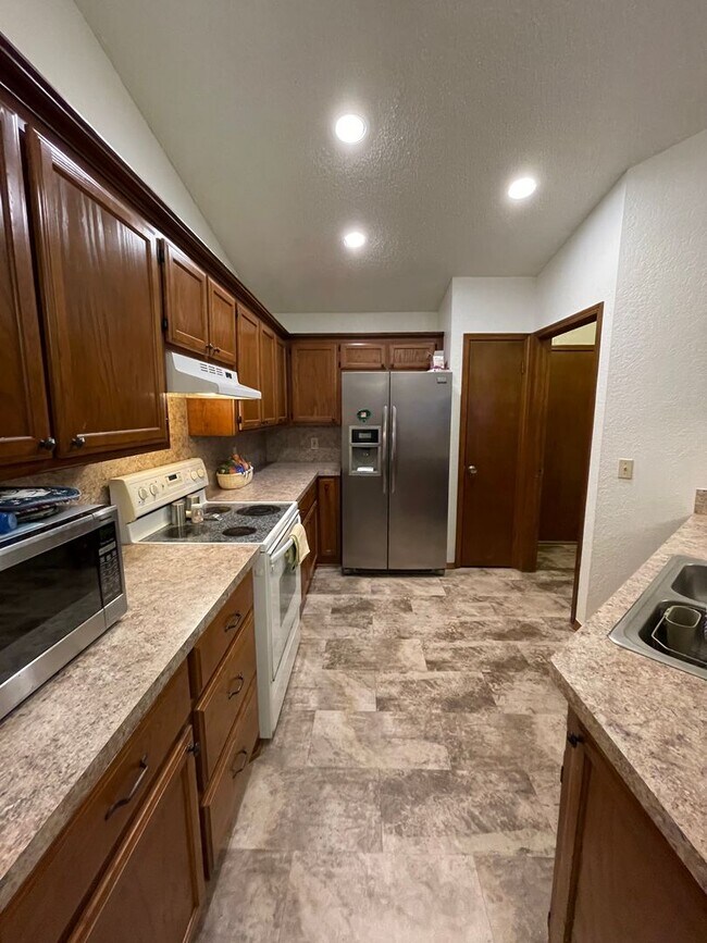 Building Photo - 3 bed 2 bath, 2 car, Moore Schools, fenced...