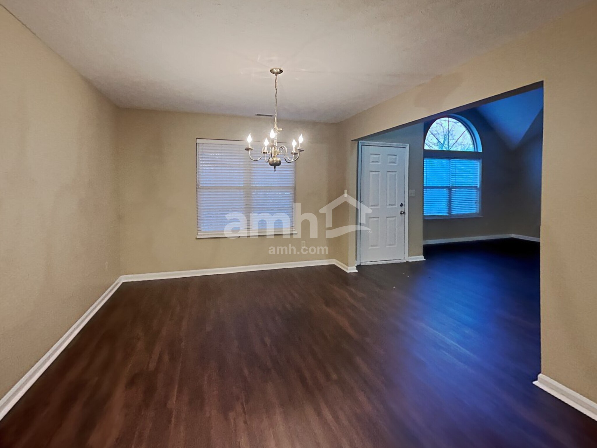 Building Photo - 10604 Magenta Dr