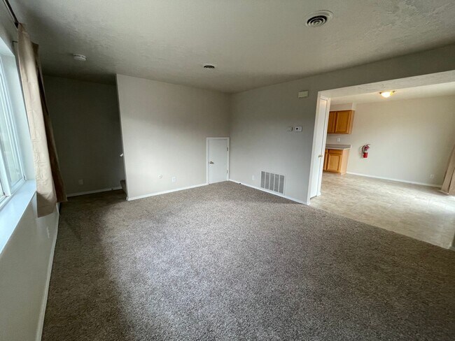 Building Photo - Orchard St Triplex