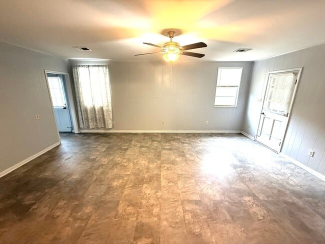 Building Photo - ** 4 bed 2 bath located in Morningview ** Call 334-366-9198 for a self showing