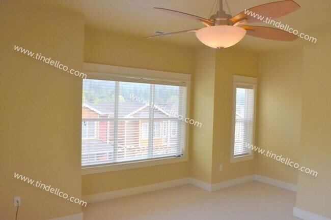 Building Photo - Beautiful and Spacious 3 Bedrooms, 2.5 Bathrooms in Raleigh Hills!