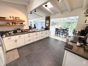 Building Photo - 2 bed, 1 bath in highly desirable Kailua N...