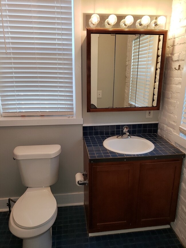 Building Photo - Spacious 2-level apartment with 1 bedroom and 2 full baths located in Kansas City, MO.