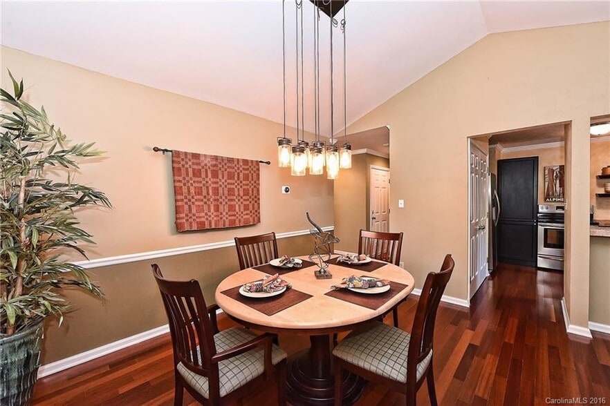 Building Photo - 3300 Selwyn Farms La