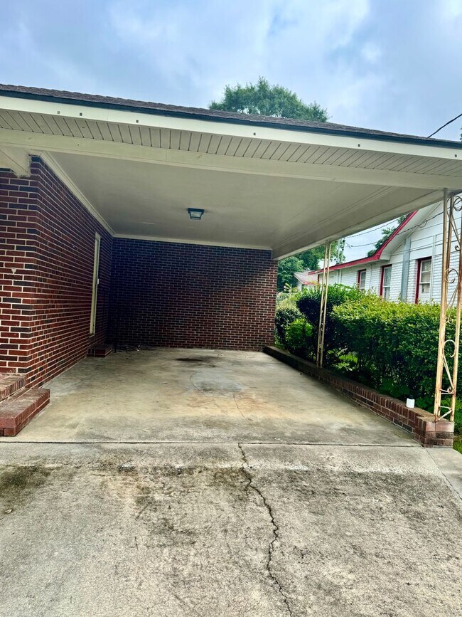 Building Photo - 4 Bed 2 Bath Brick House