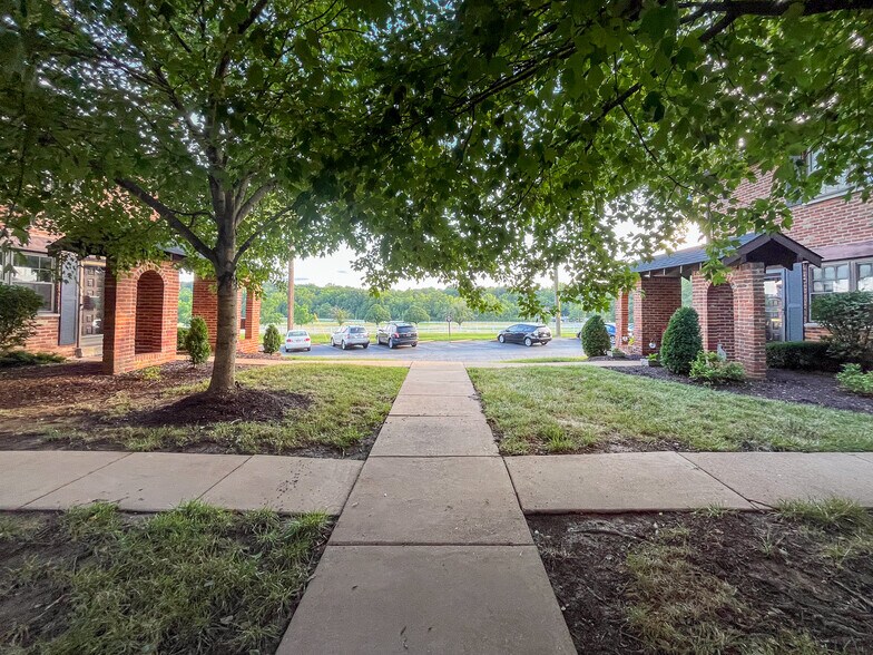 Building Photo - 7951 Royal Arms Ct