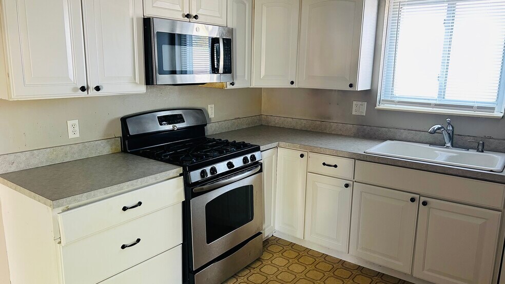 Building Photo - 27247 Pembroke Dr