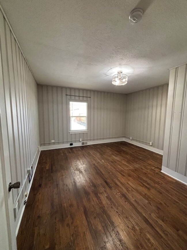 Building Photo - Adorable 4 Bedroom 2 Bathroom Single Famil...