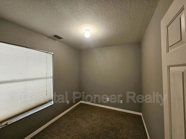 Building Photo - 10441 Greendale Dr