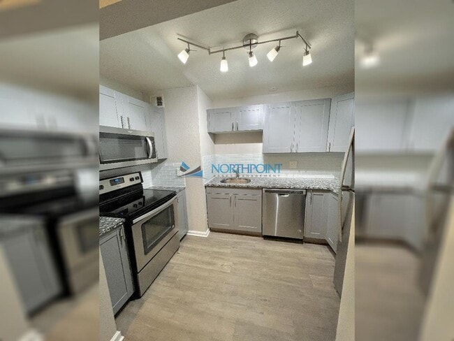 Building Photo - 2BR/1BA| Newly Renovated  Unit | With Central Air | In Kansas City!