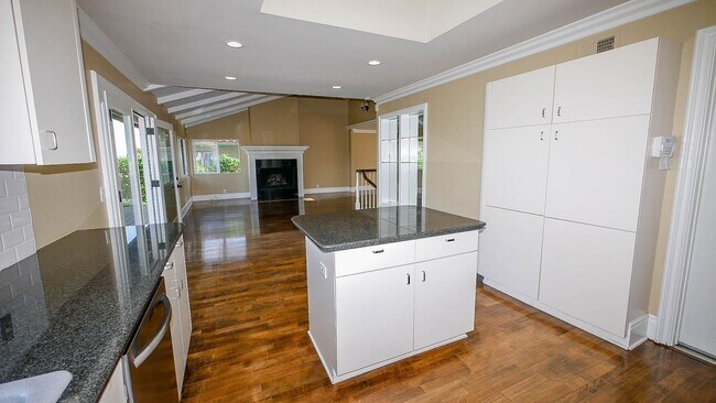 Building Photo - Beautiful 4 bed/2.5 bath house in Del Mar
