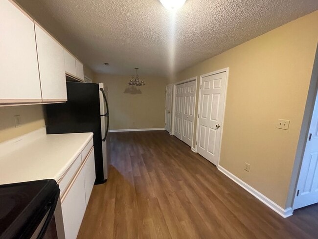 Building Photo - 1700 Lone Oak Rd