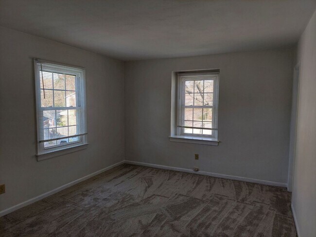 Building Photo - 5 BR 2.5 SINGLE FAMILY HOME