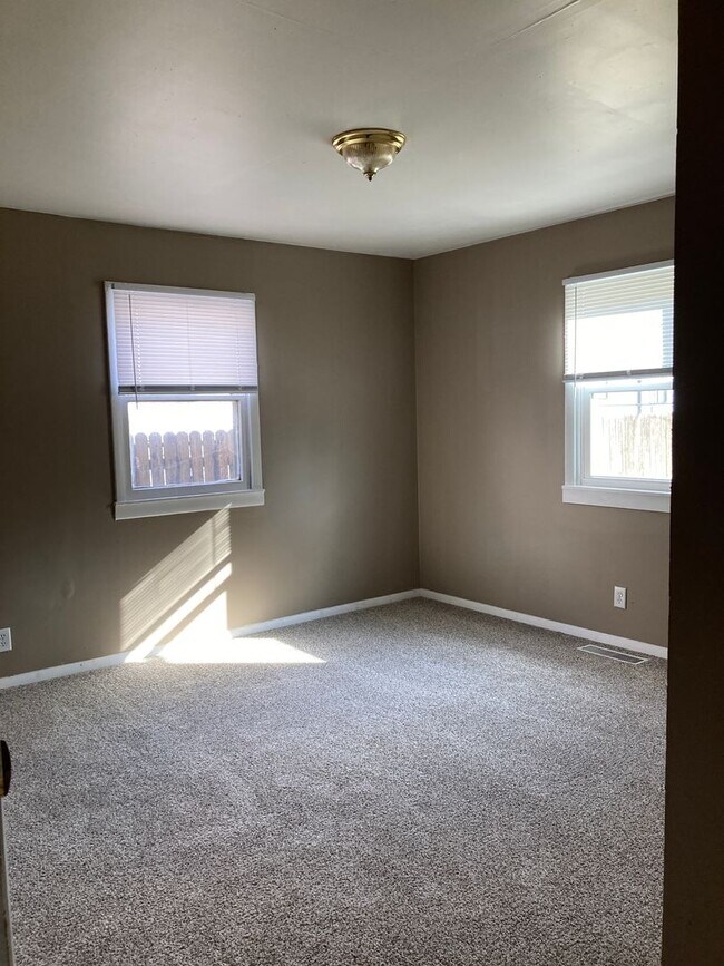 Building Photo - Newly remodeled 3 bedroom