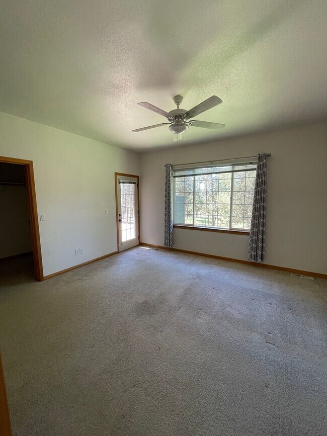 Building Photo - Spacious 3-Bed Home with Private Baths