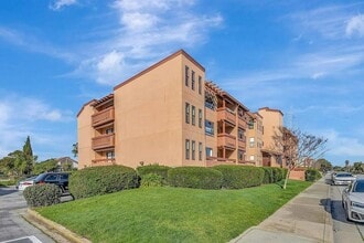 Building Photo - Remodeled 1BR Condo with Pool & Water Views Near Foster City