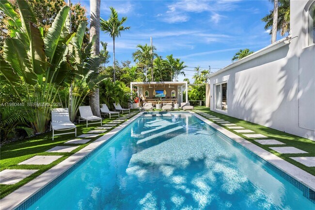 Building Photo - 1121 NE 85th St