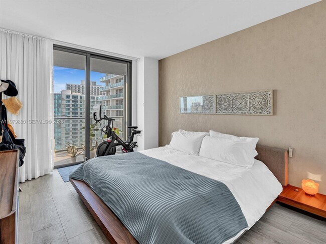 Building Photo - 121 NE 34th St