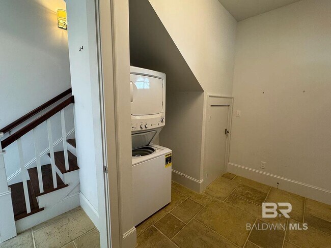 Building Photo - 111 Magnolia Ave