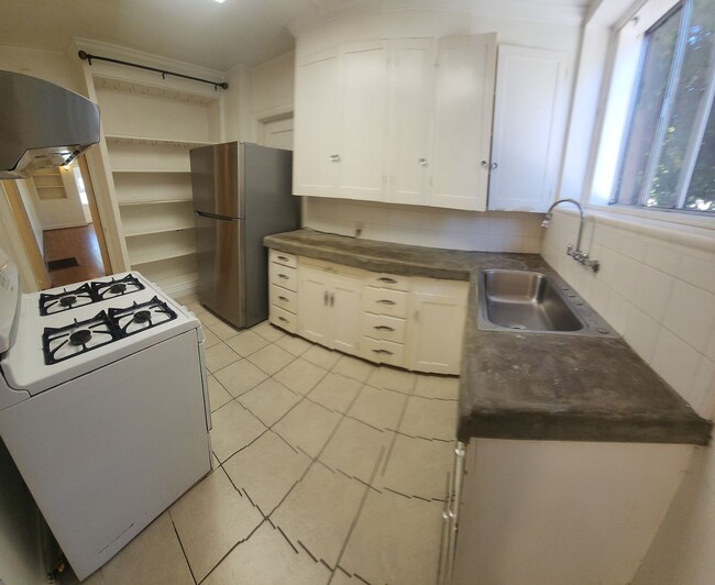 Building Photo - 7 Bedroom 3 bath home close to POLY!!!!