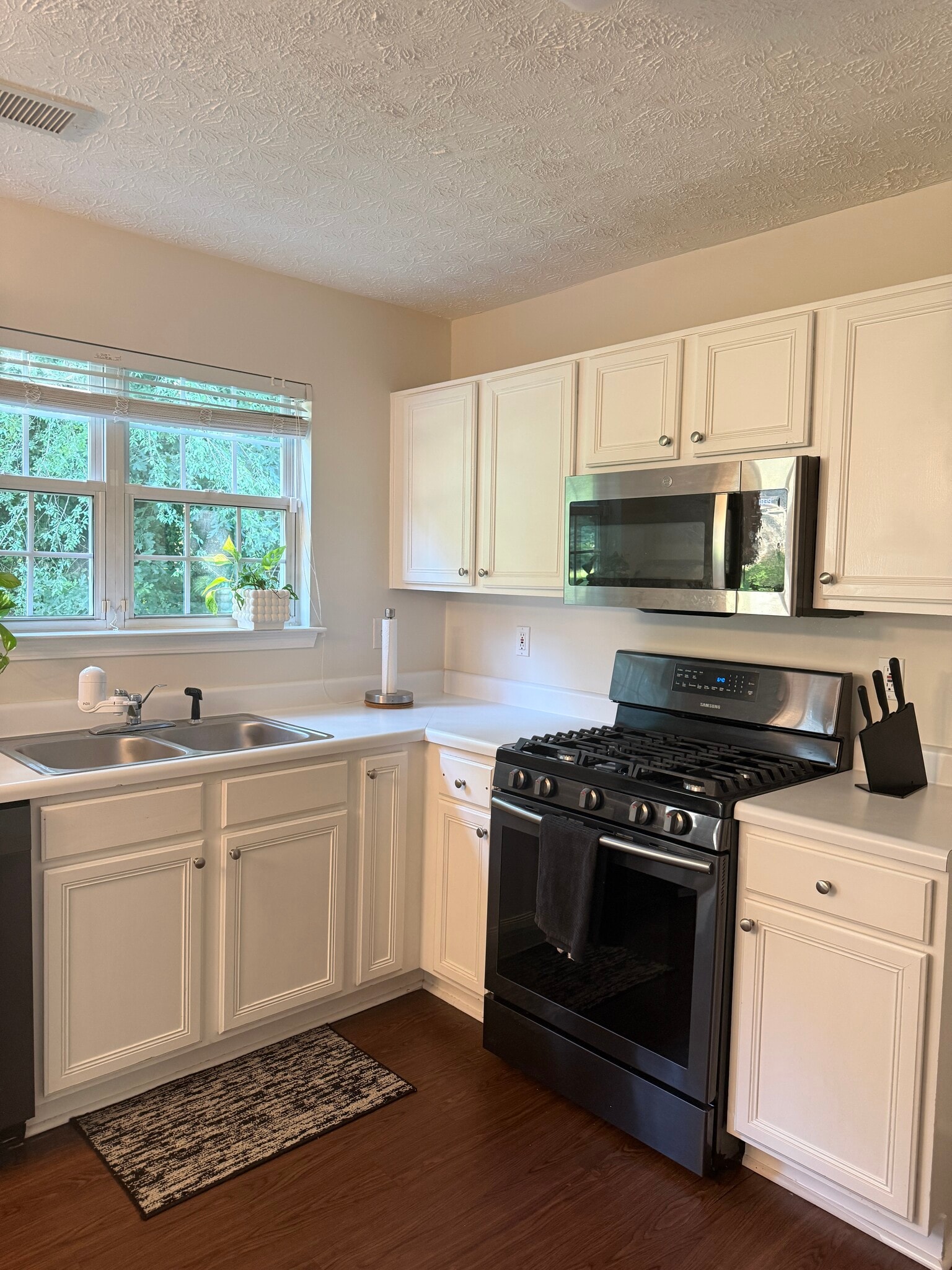 Building Photo - 380 Birchmere Close SW
