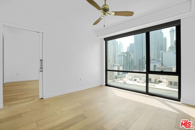 Building Photo - 400 S Broadway