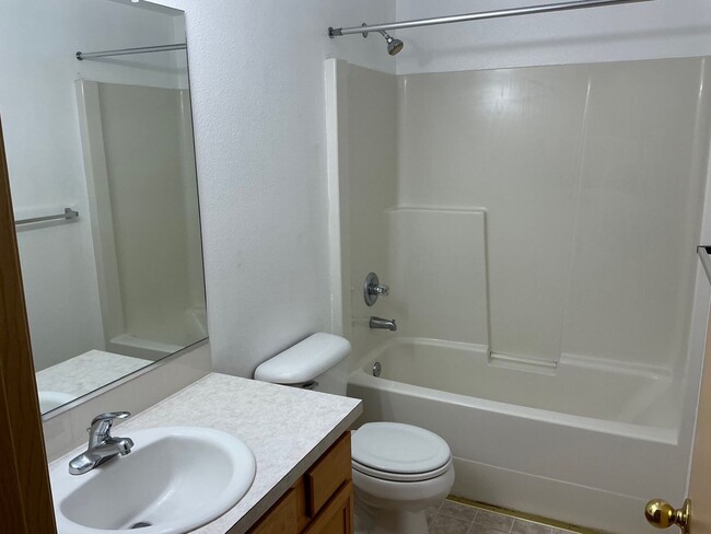 Building Photo - Modern  Conveniences