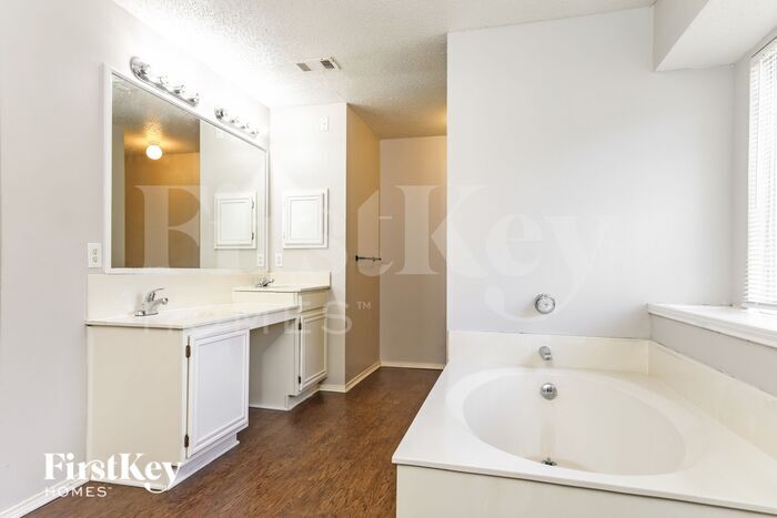 Building Photo - 5704 Creekhollow Dr