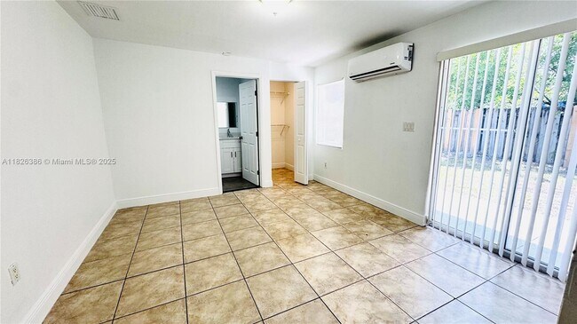 Building Photo - 531 SW 38th Terrace