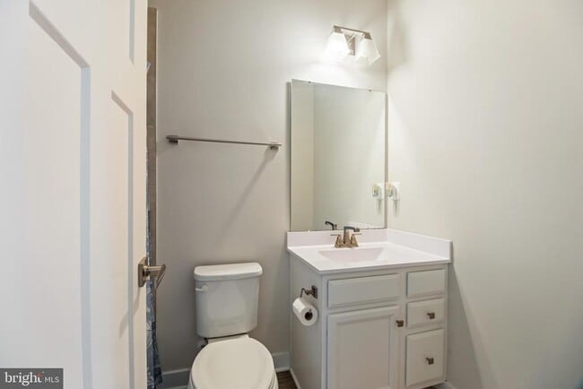 Building Photo - 646 Lakemont Dr