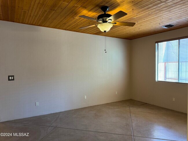 Building Photo - 1717 N Baxter Dr