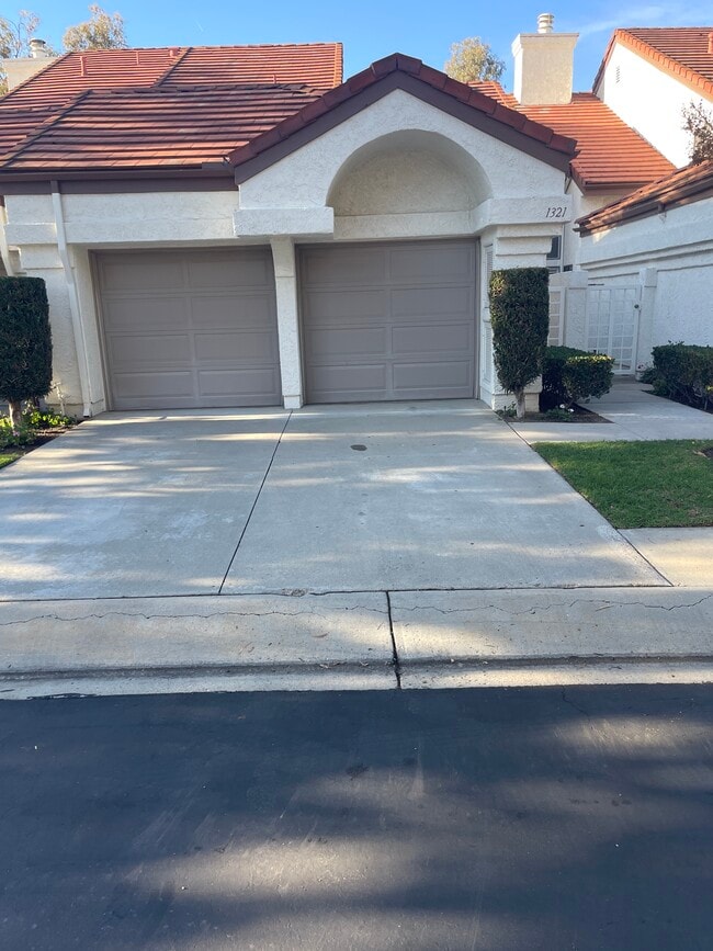 Building Photo - 1321 Calle Lozano