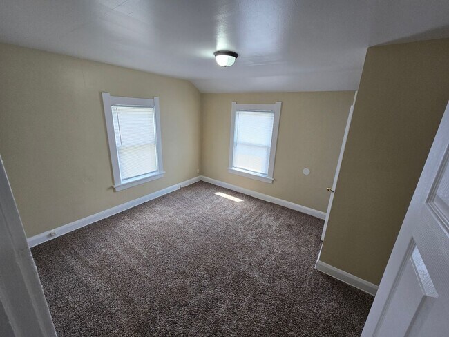 Building Photo - 3 Bedroom House