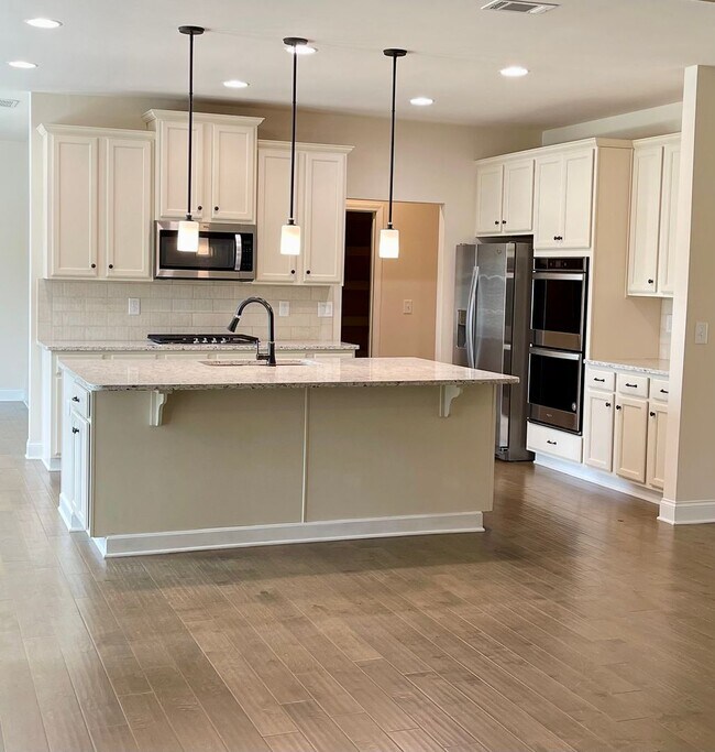 Building Photo - Gorgeous 5 bedroom 3.5 bath home in desira...