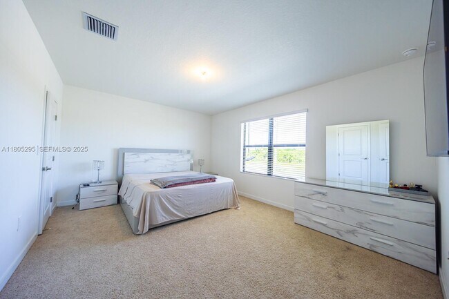 Building Photo - 715 SE 17th Ave