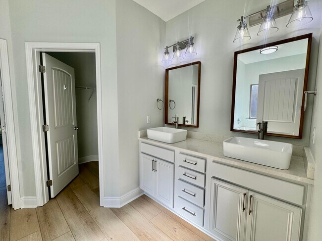Building Photo - 902 Cocobolo Dr