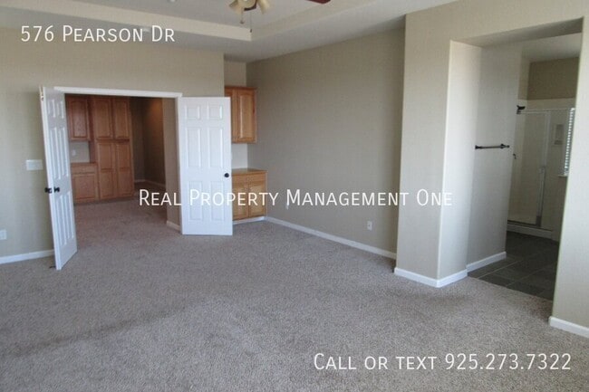 Building Photo - 576 Pearson Dr