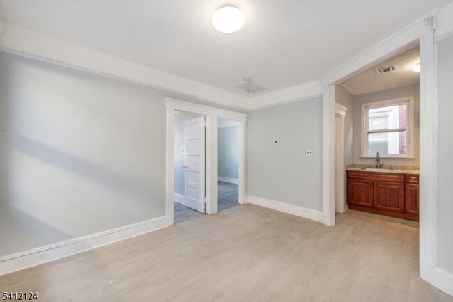 Building Photo - 51 Maple St