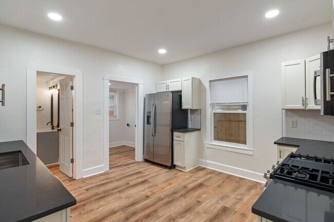 Building Photo - 209 N Addison St