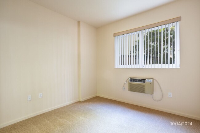 Building Photo - Available April 5th!  2 bedroom, 2 bath, 1-parking condo unit at The Cove Waikiki
