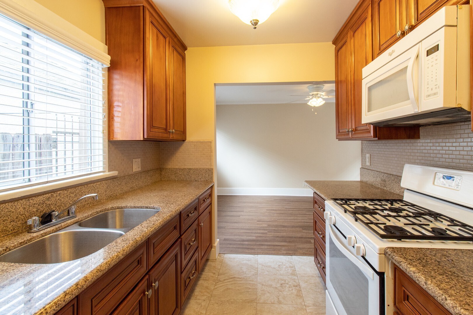 Building Photo - 1460 Gaviota Ave