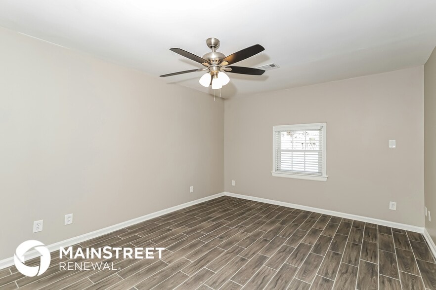 Building Photo - 634 Roxbury Dr