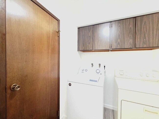 Building Photo - 1037/1039 Eastmont Ave. Duplex