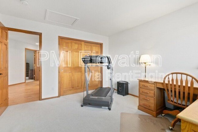 Building Photo - 829 W Sparrow Hawk Dr