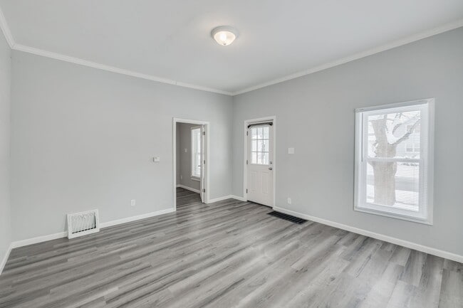 Building Photo - 31/33 S Butler St