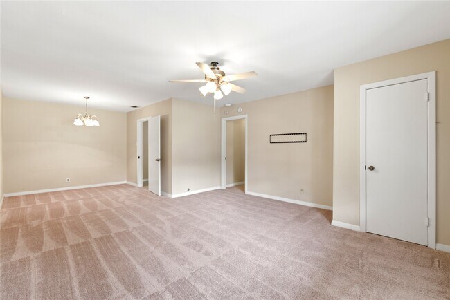 Building Photo - 8406 Highcrest Dr