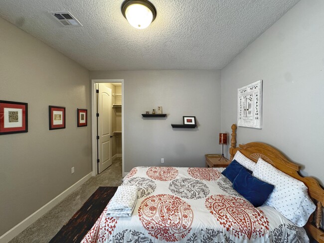 Building Photo - 6801 Prom Ave NE