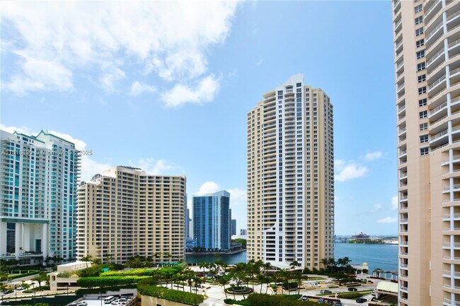 Building Photo - 540 Brickell Key Dr